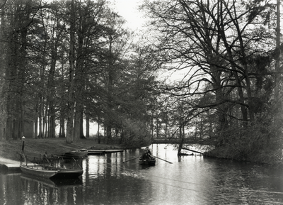 95142 Gezicht op de vijver in het park van het huis Kersbergen te Zeist.